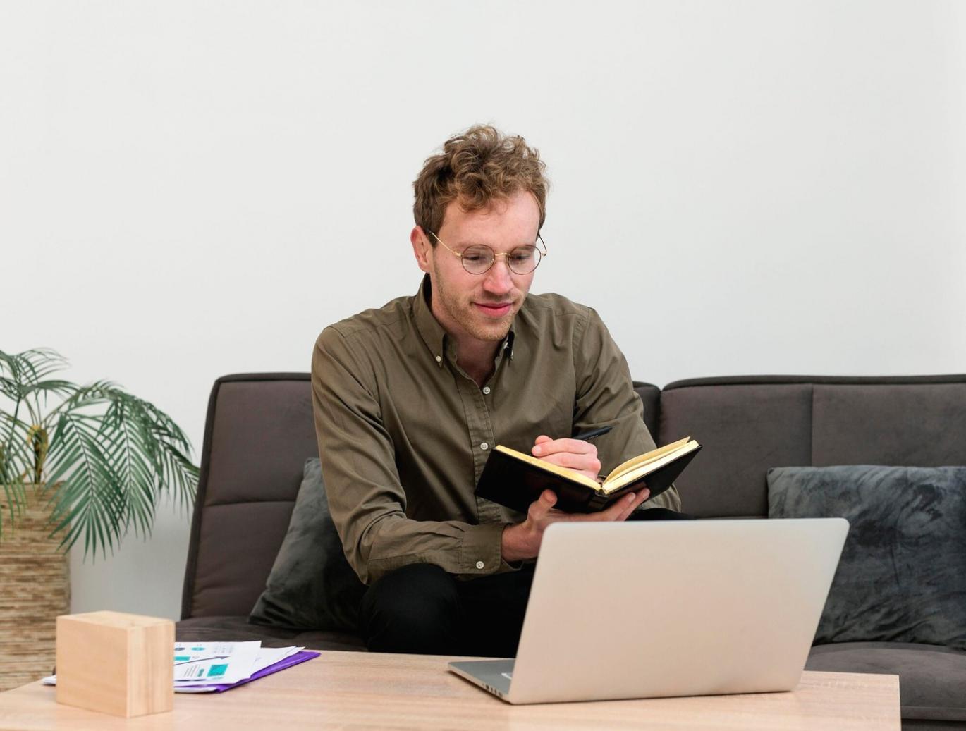 Übersichtliches Dashboard mit Finanzanalysen und Diagrammen auf modernem Interface